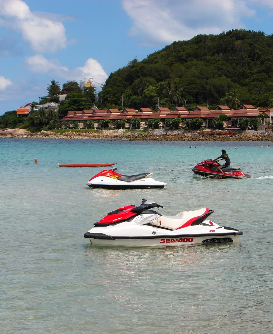 Jetskis im türkisfarbenen Wasser vor Koh Samui