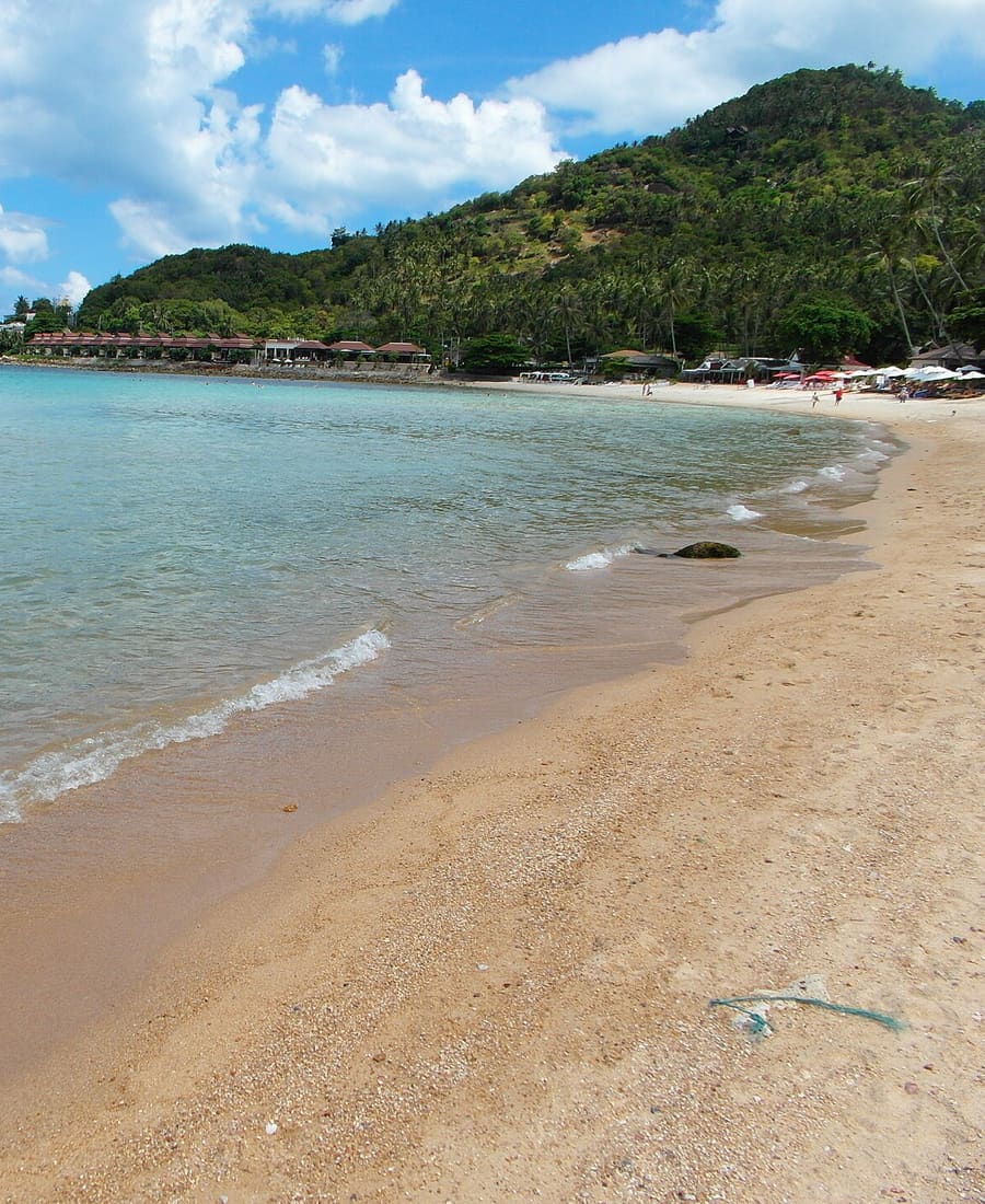 Sandstrand mit türkisfarbenem Wasser auf Koh Samui