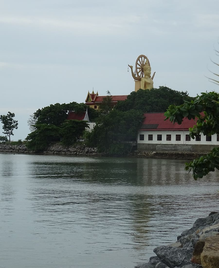 Tempel met Big Buddha op een klein eiland bij zee
